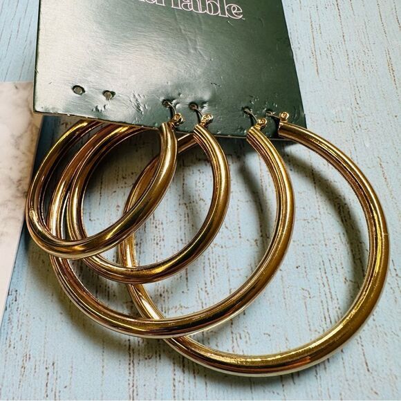 Earring Lot Wild Fable 2 Goldtone Hoops Goldtone Skeleton Hand Dangles Earrings - Picture 3 of 3